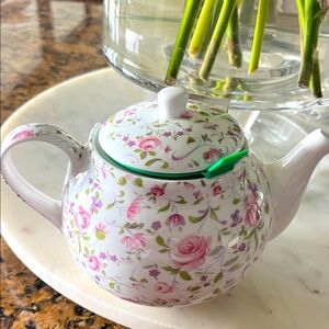 NWOT St George pink and white roses, fine bone China with tea strainer tea pot